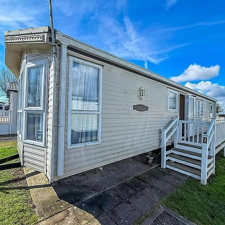 8 Berth Caravan With Decking To Hire At Naze Marine In Essex Ref 17045Nm Walton-on-the-Naze Esterno foto