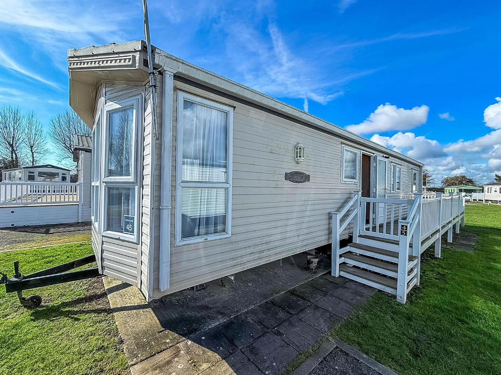 8 Berth Caravan With Decking To Hire At Naze Marine In Essex Ref 17045Nm Walton-on-the-Naze Esterno foto