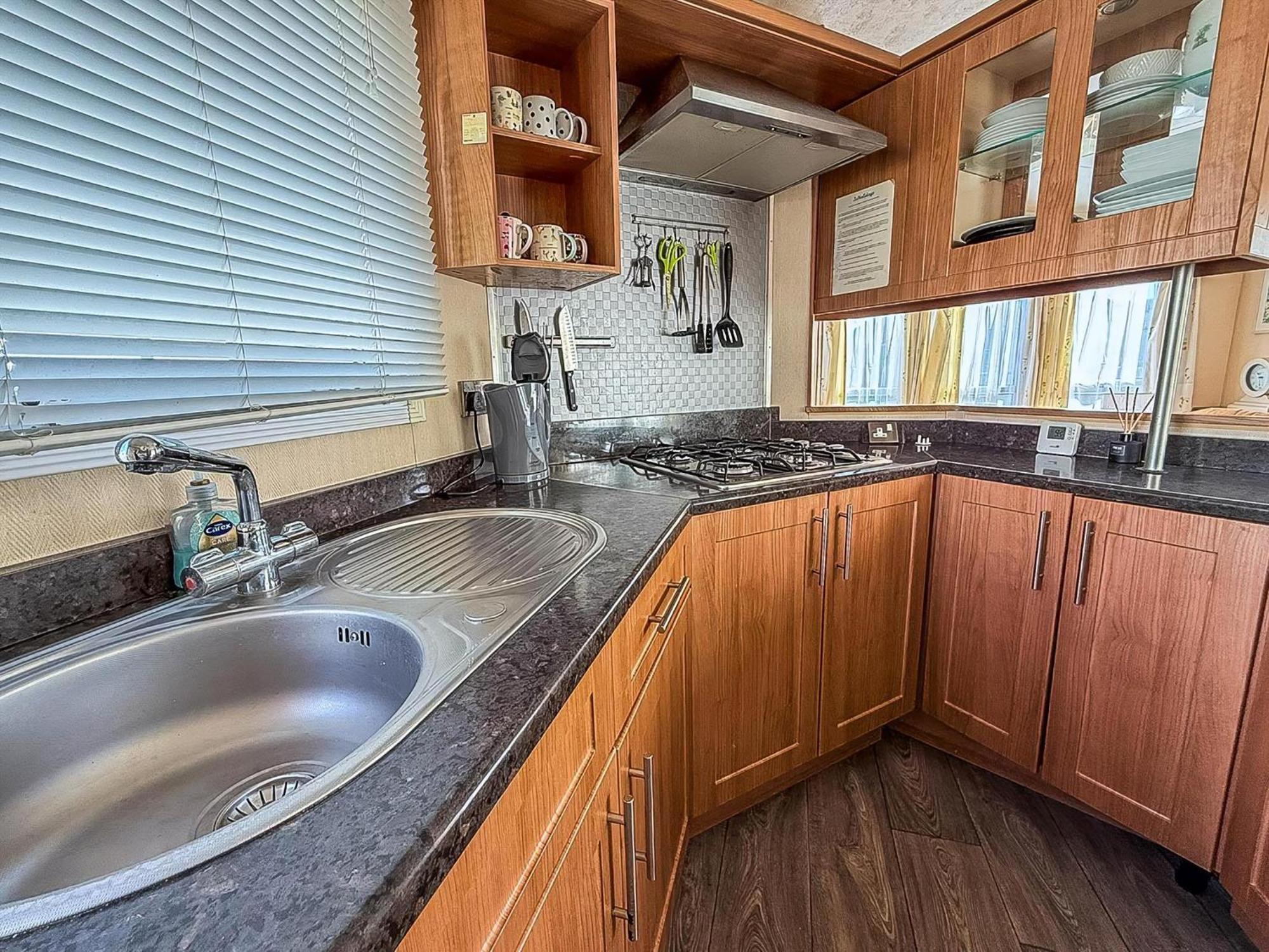 8 Berth Caravan With Decking To Hire At Naze Marine In Essex Ref 17045Nm Walton-on-the-Naze Esterno foto