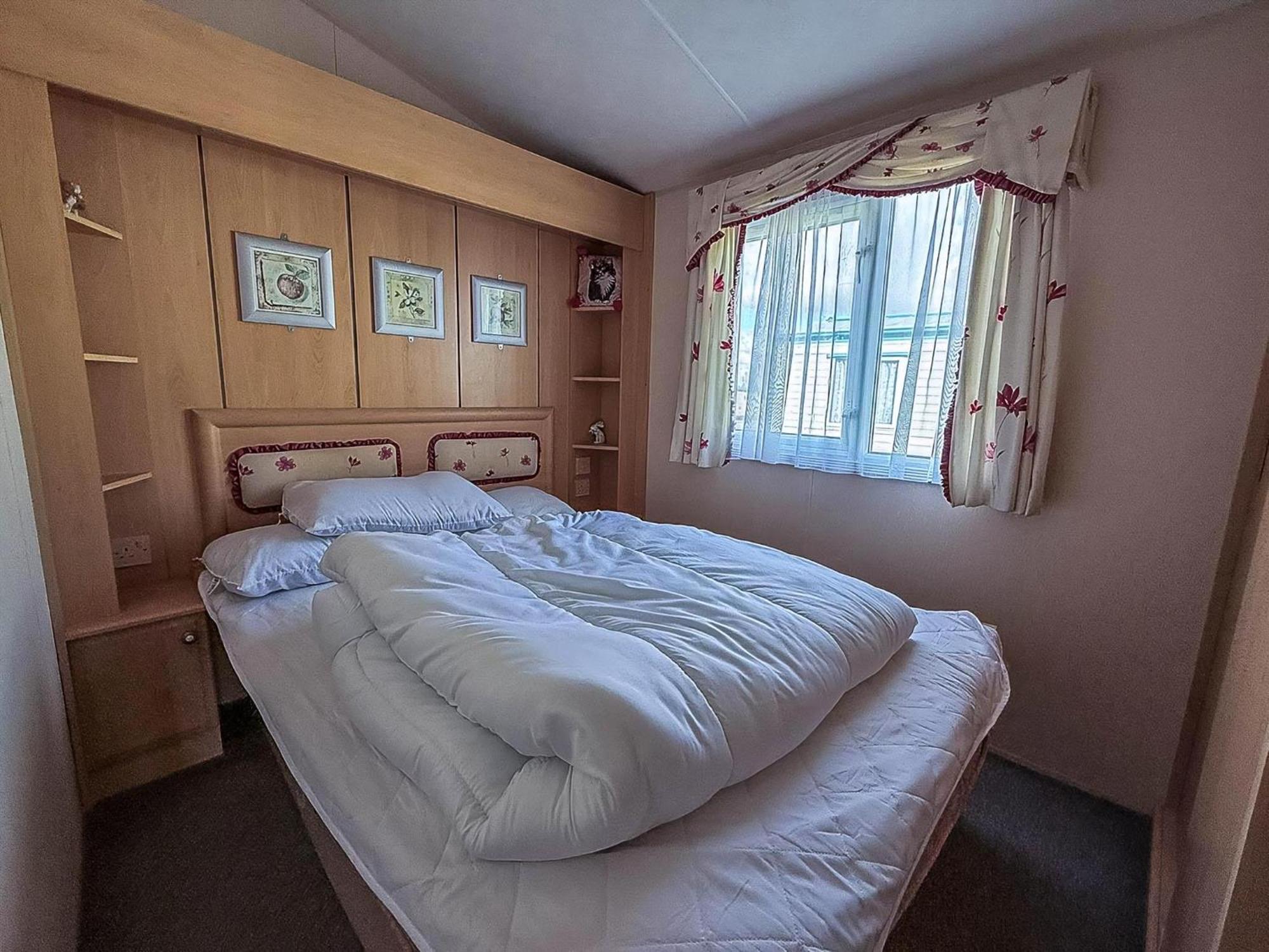 8 Berth Caravan With Decking To Hire At Naze Marine In Essex Ref 17045Nm Walton-on-the-Naze Esterno foto