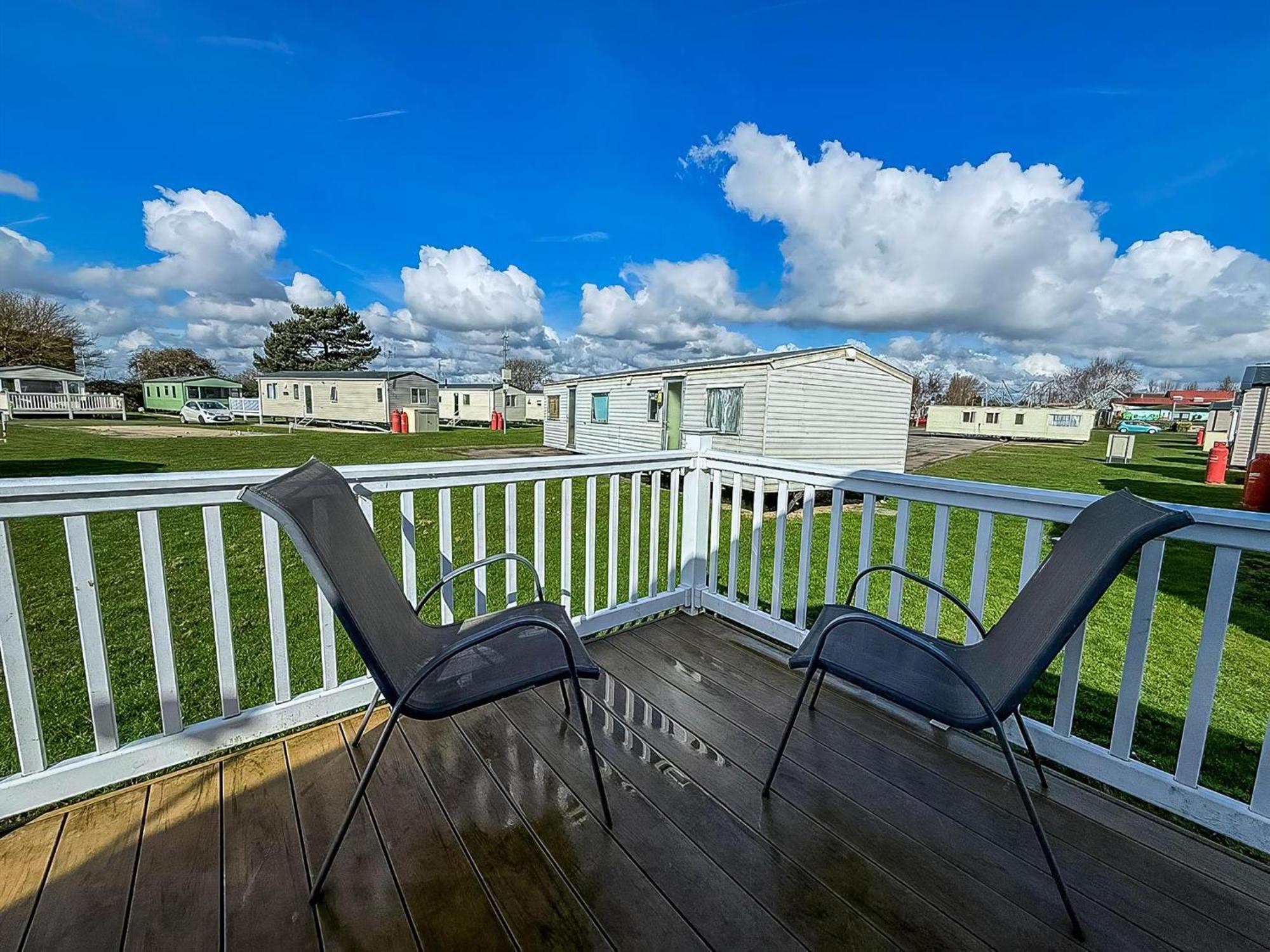 8 Berth Caravan With Decking To Hire At Naze Marine In Essex Ref 17045Nm Walton-on-the-Naze Esterno foto