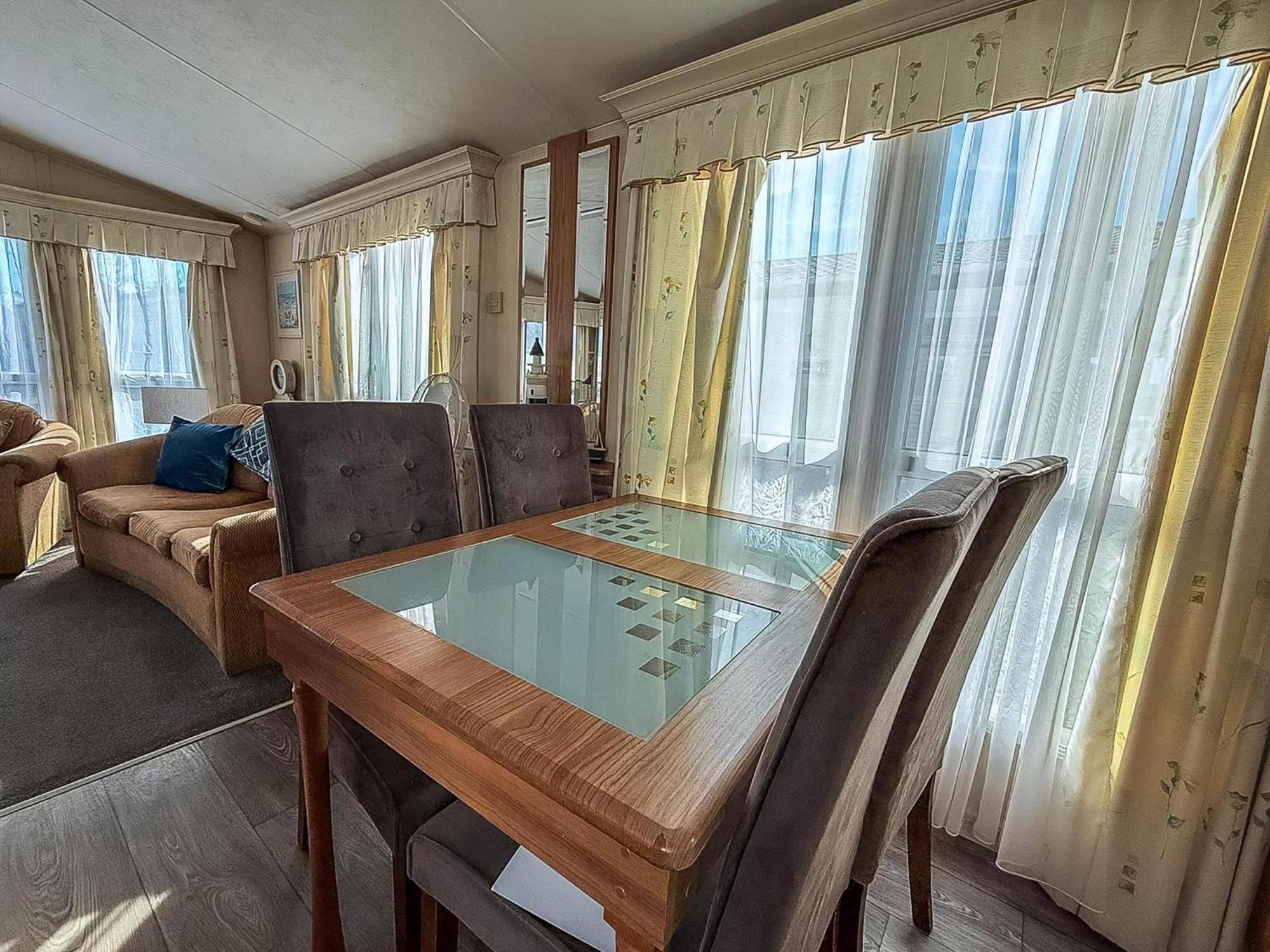 8 Berth Caravan With Decking To Hire At Naze Marine In Essex Ref 17045Nm Walton-on-the-Naze Esterno foto