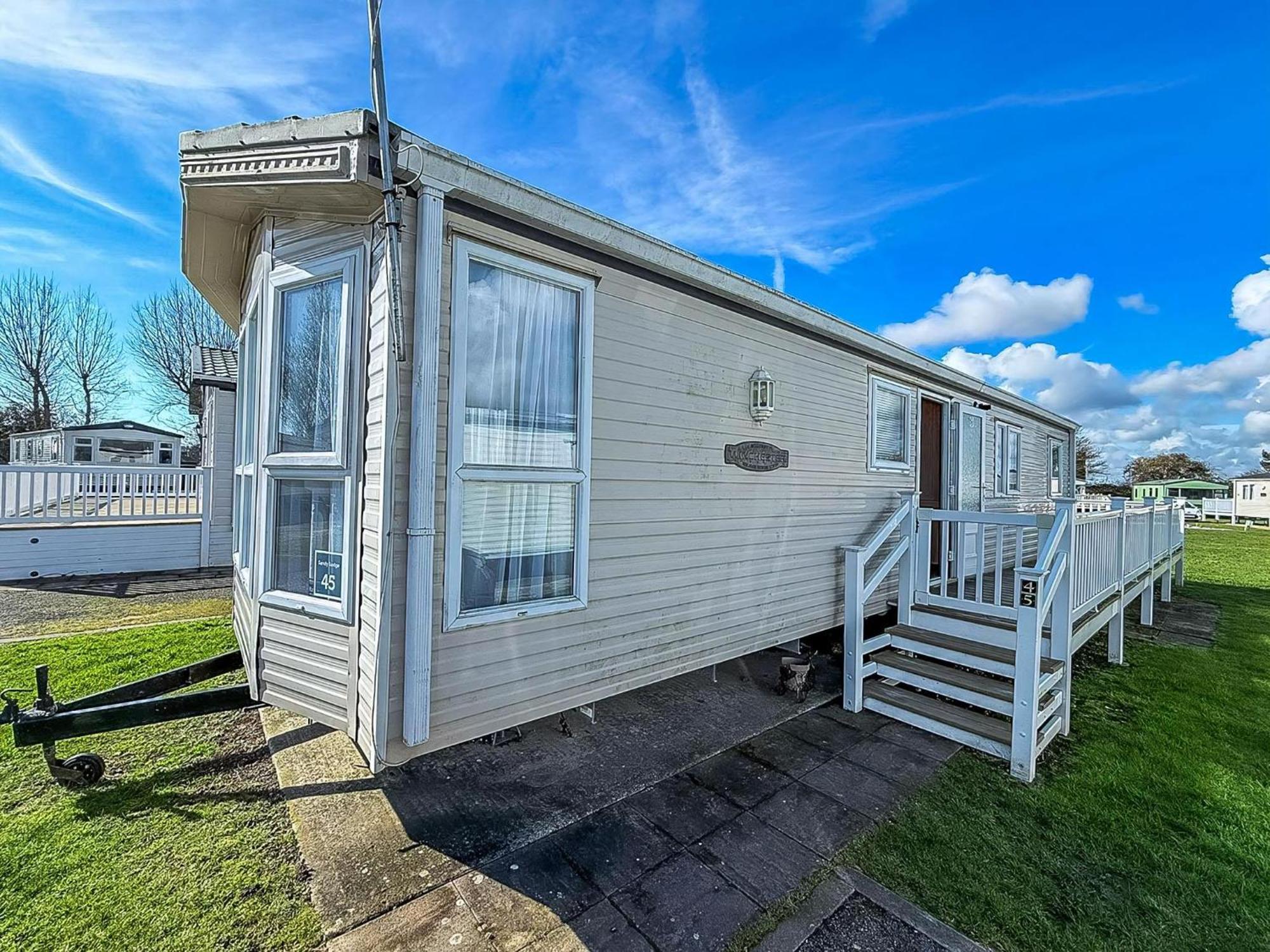8 Berth Caravan With Decking To Hire At Naze Marine In Essex Ref 17045Nm Walton-on-the-Naze Esterno foto